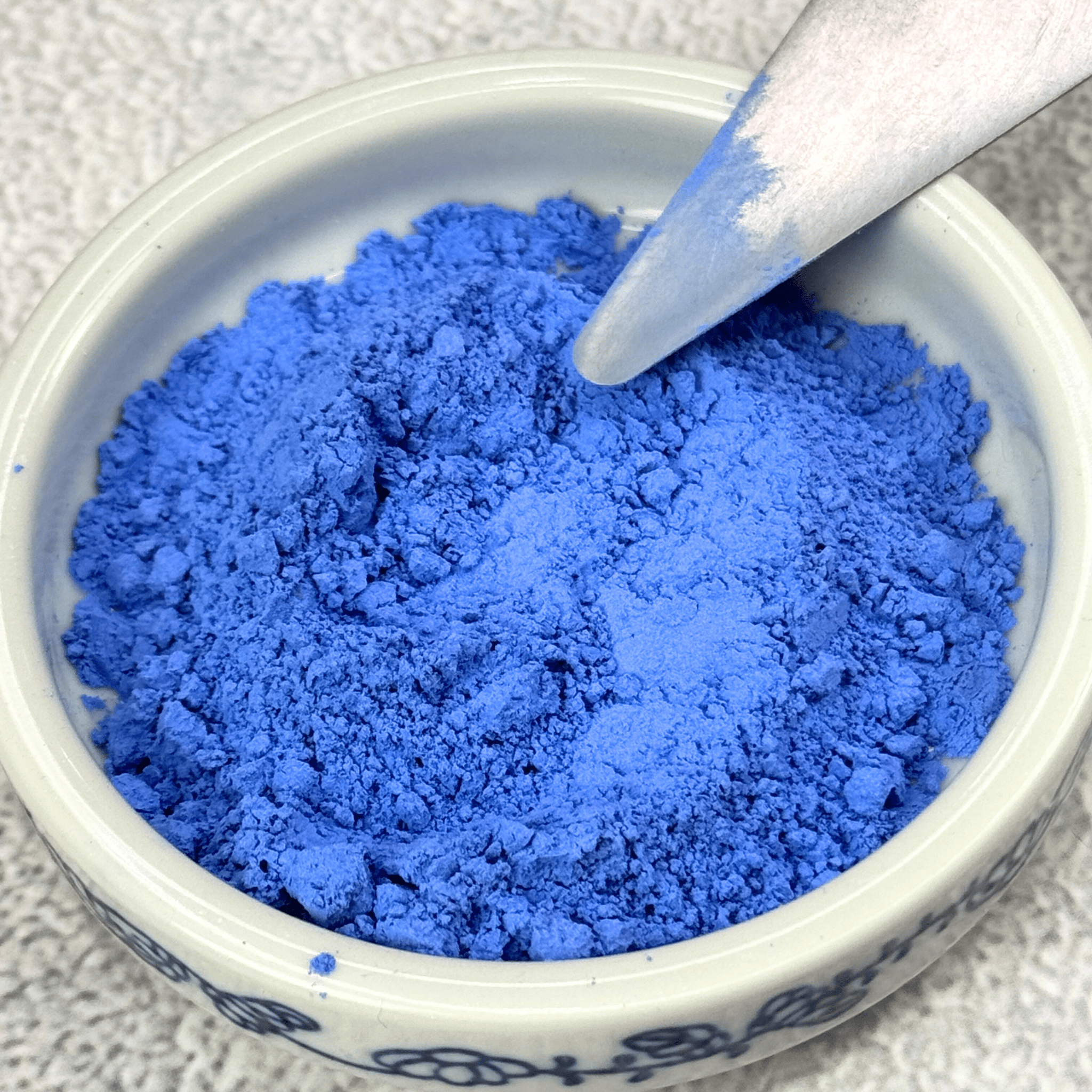 Close-up of fine Fra Angelico lapis lazuli blue pigment pigment with a palette knife